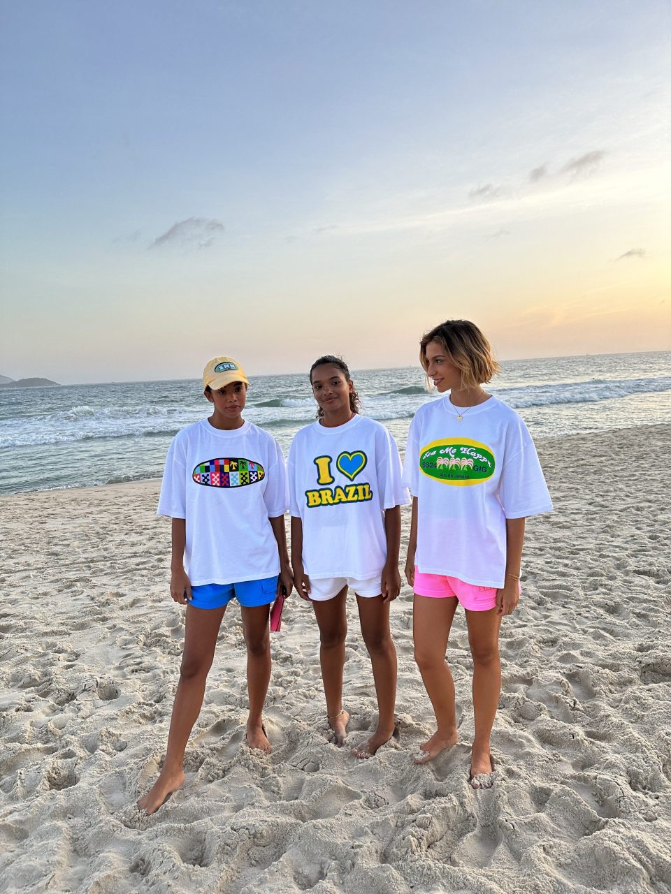 https://www.seamehappy.be/wp-content/uploads/2024/02/Sea-Me-Happy-Campaign-T-shirts-3-versions-scaled-960x1280.jpg
