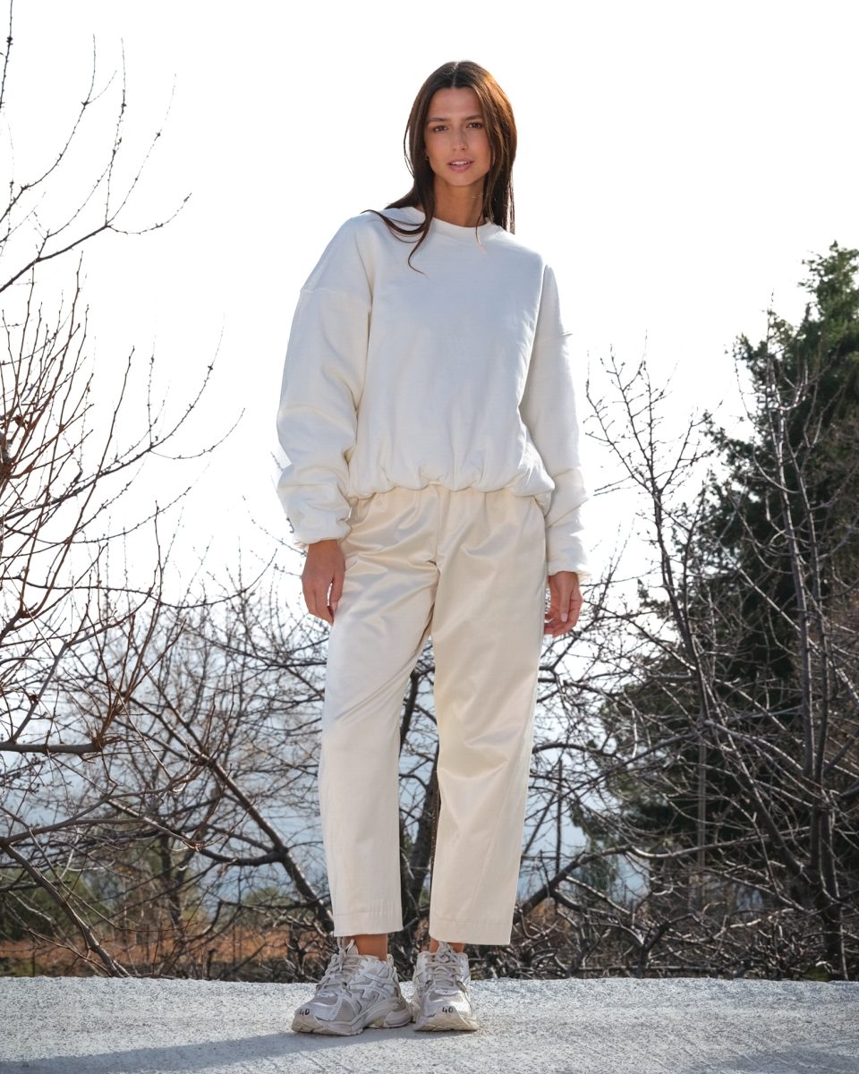 https://www.seamehappy.be/wp-content/uploads/2024/08/Sea-Me-Happy-Apollo-Sweater-ecru-Dungha-Pants-Shiny-Cotton-ivory-960x1200.jpg