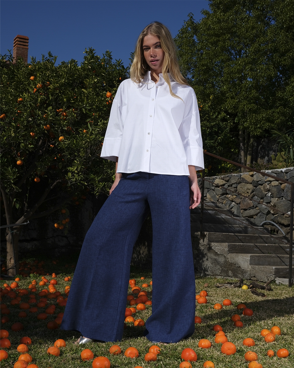 https://www.seamehappy.be/wp-content/uploads/2024/08/Sea-Me-Happy-Boxie-Shirt-Poplin-white-SuperWoody-Pants-Lush-indigo-front2.jpg