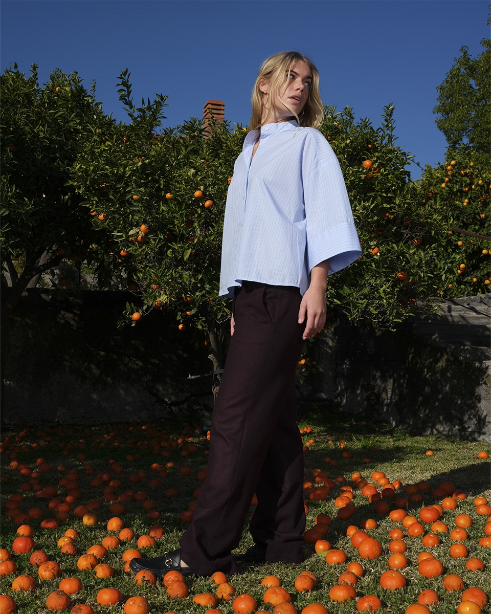 https://www.seamehappy.be/wp-content/uploads/2024/08/Sea-Me-Happy-Boxy-Blouse-poplin-Alex-Pants-Wool-plum-side.jpg