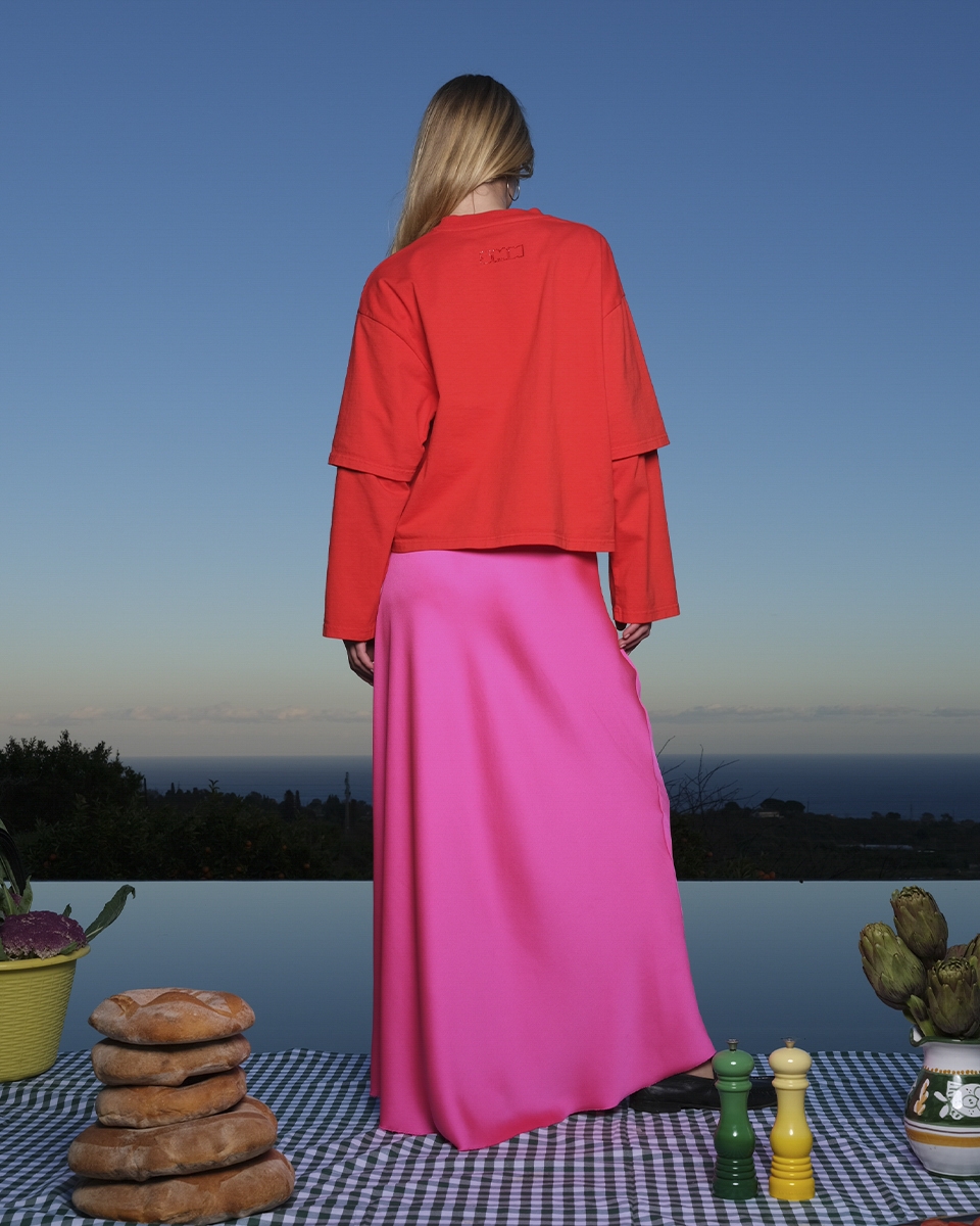 https://www.seamehappy.be/wp-content/uploads/2024/08/Sea-Me-Happy-Donny-Longsleeve-poppy-red-Jude-Skirt-Satin-fuchsia-back.jpg