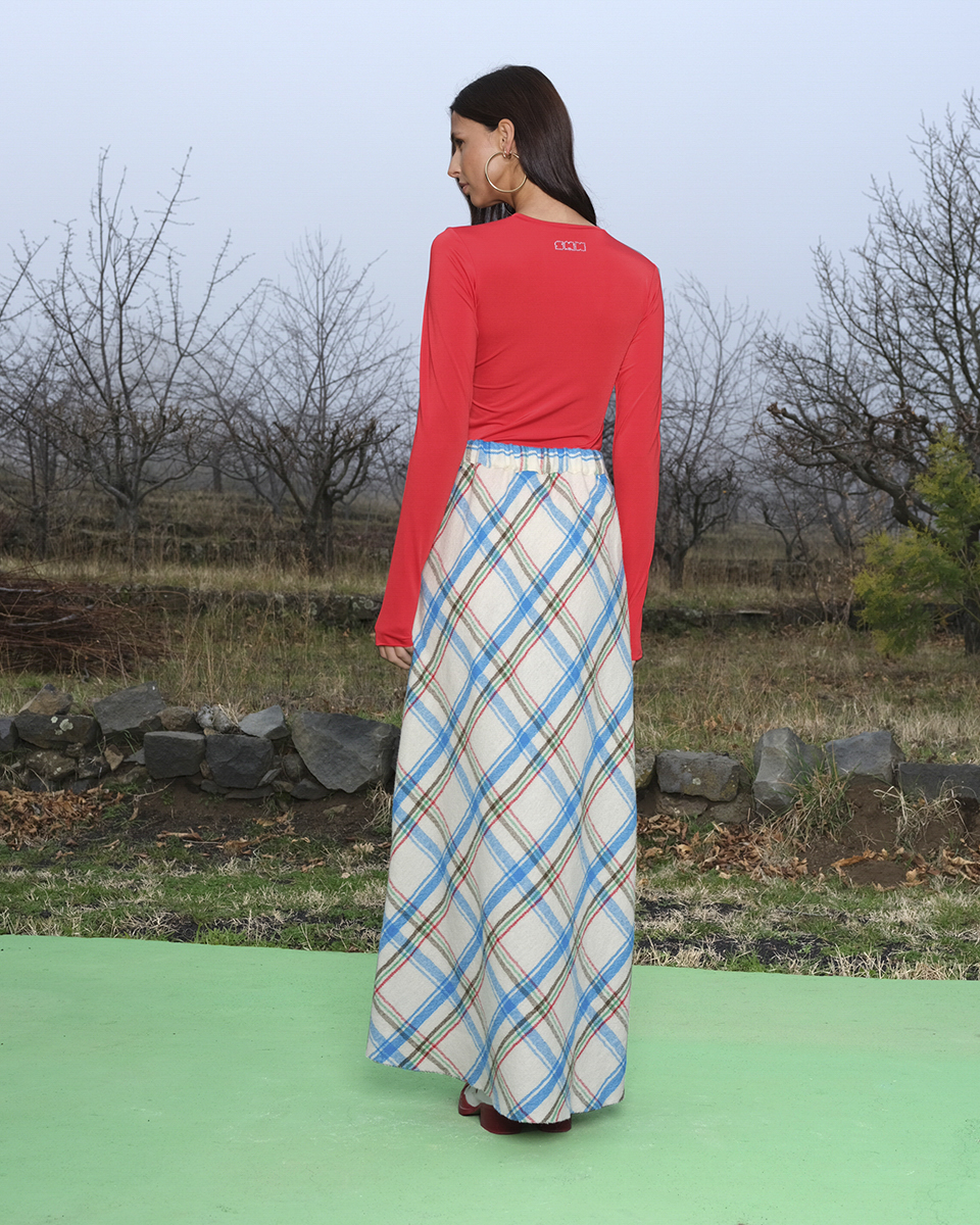 https://www.seamehappy.be/wp-content/uploads/2024/08/Sea-Me-Happy-Lee-Top-poppy-red-Juliana-Skirt-virgin-wool-back.jpg